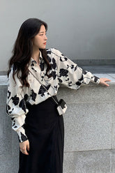 Blusa de manga larga con estampado floral negro